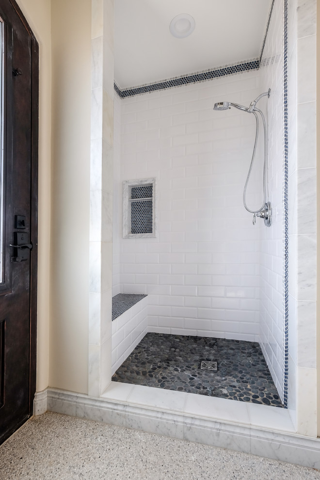 Foto på ett mellanstort vintage badrum med dusch, med en dusch i en alkov, en toalettstol med separat cisternkåpa, beige väggar, linoleumgolv, ett piedestal handfat och bänkskiva i akrylsten