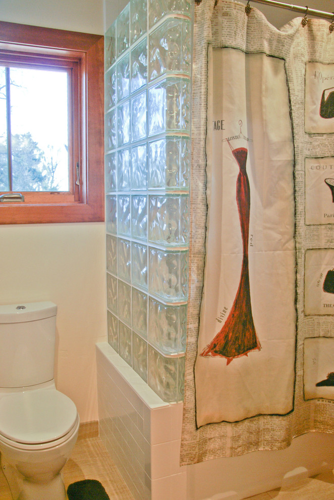 Idées déco pour une petite salle de bain craftsman en bois brun avec un lavabo intégré, un placard à porte plane, un plan de toilette en surface solide, WC à poser, un carrelage beige, des carreaux de céramique, un mur blanc et un sol en carrelage de céramique.