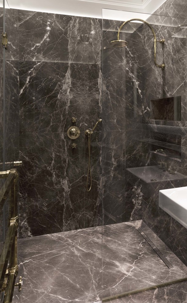 Kleines Klassisches Duschbad mit bodengleicher Dusche, Toilette mit Aufsatzspülkasten, grauer Wandfarbe, Marmorboden und Marmor-Waschbecken/Waschtisch in London