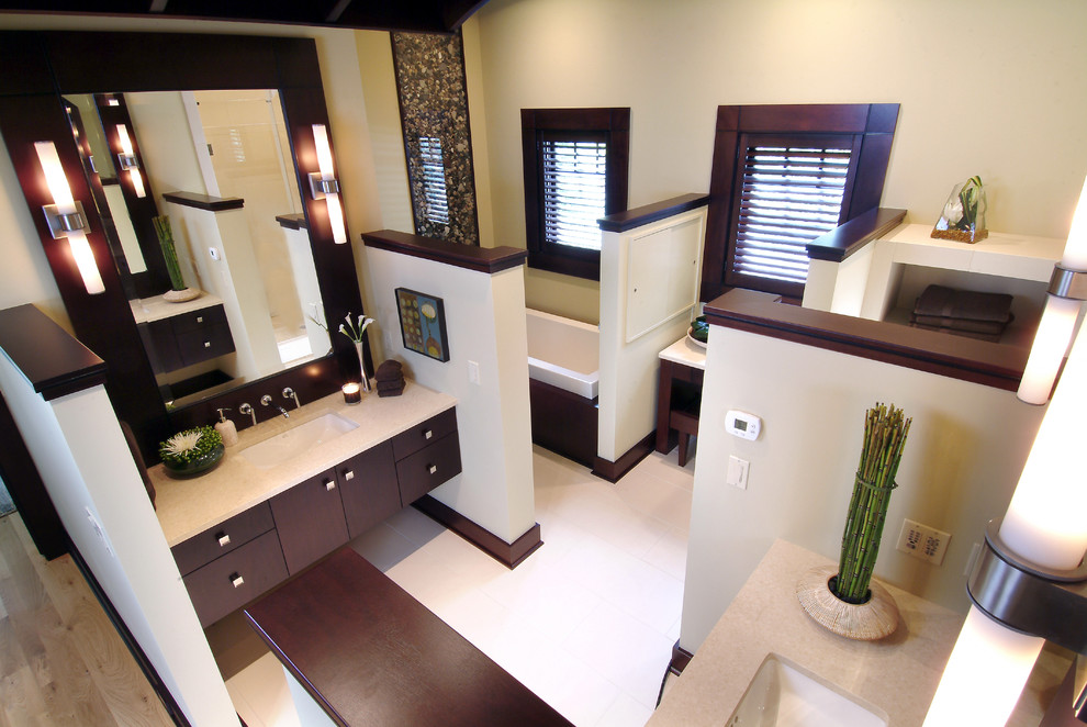Стильный дизайн: большая главная ванная комната в классическом стиле с плоскими фасадами, темными деревянными фасадами, ванной в нише, бежевыми стенами и врезной раковиной - последний тренд