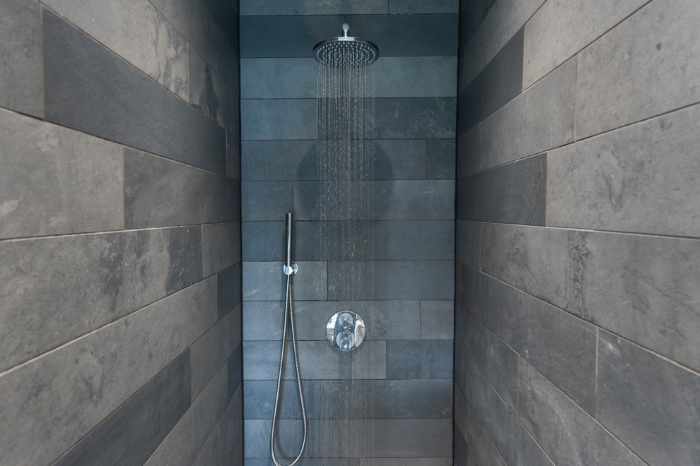 Cette photo montre une petite salle de bain tendance pour enfant avec une douche ouverte, WC suspendus, un carrelage gris, des carreaux de céramique, un mur gris, un sol en carrelage de céramique et un lavabo suspendu.