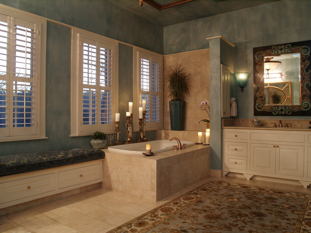 オースティンにある地中海スタイルのおしゃれな浴室 (レイズドパネル扉のキャビネット、ベージュのキャビネット、ドロップイン型浴槽) の写真