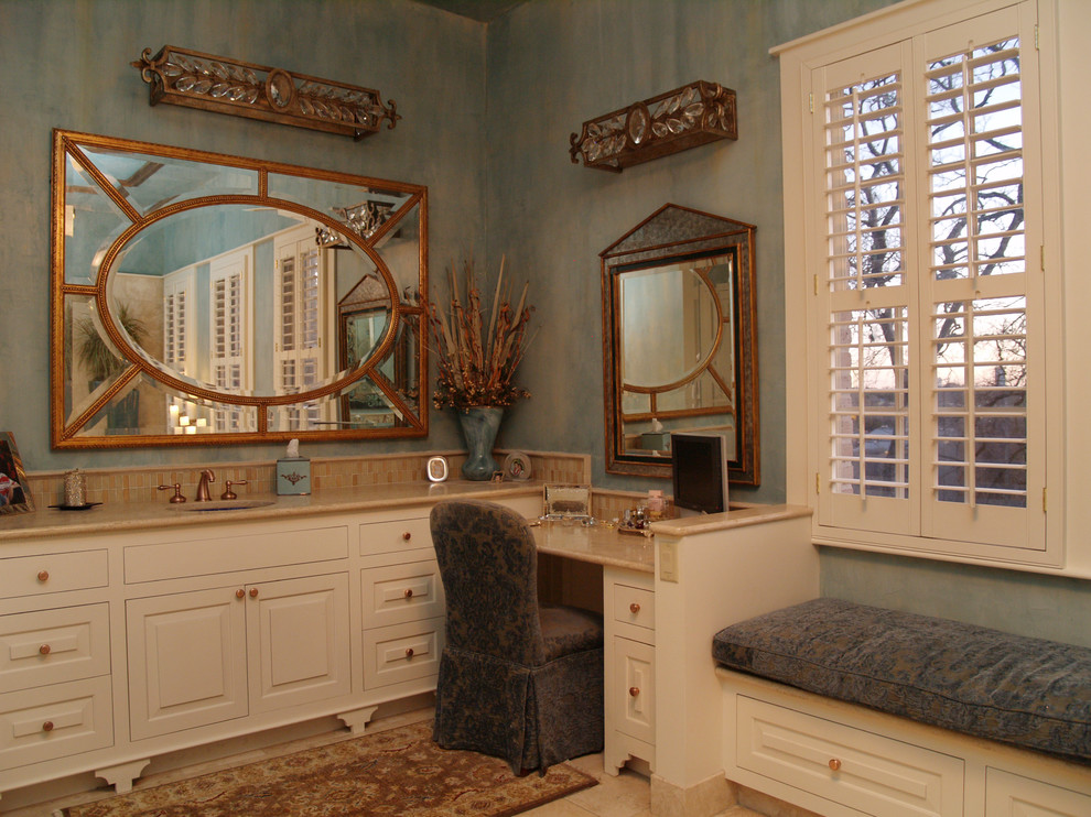 オースティンにある地中海スタイルのおしゃれな浴室 (アンダーカウンター洗面器、レイズドパネル扉のキャビネット、ベージュのキャビネット) の写真