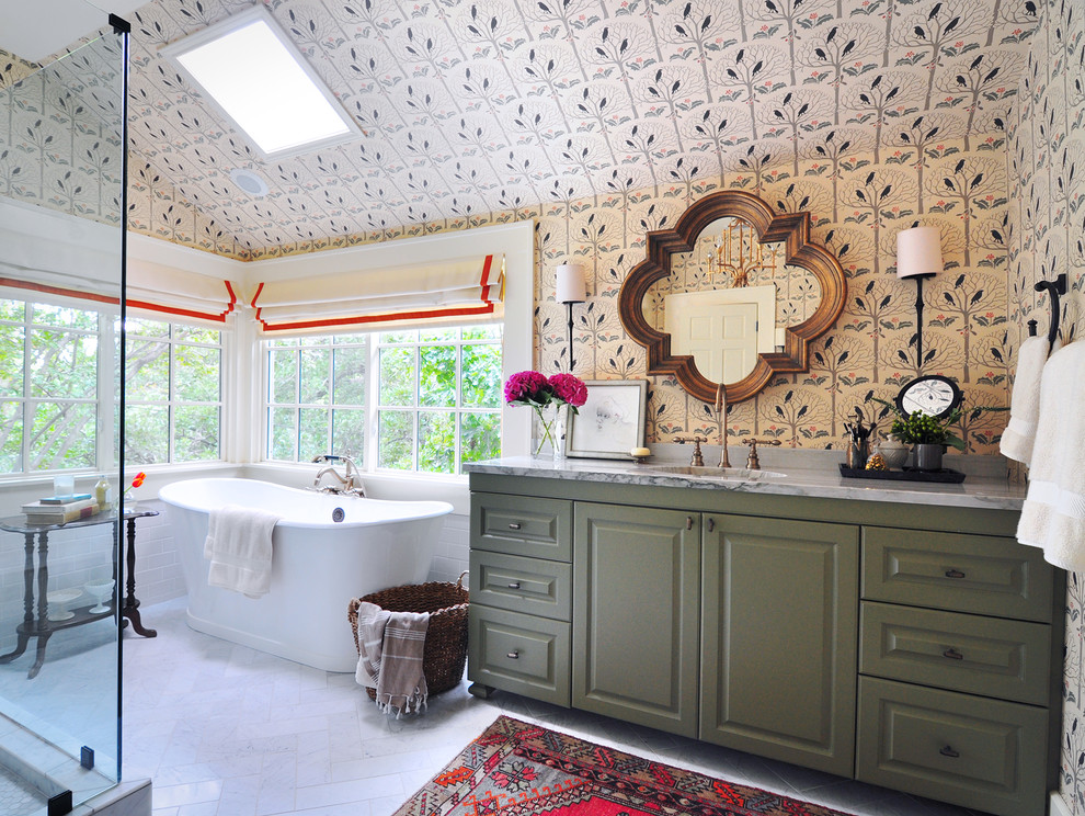 На фото: большая главная ванная комната в классическом стиле с врезной раковиной, фасадами с выступающей филенкой, зелеными фасадами, столешницей из кварцита, отдельно стоящей ванной, белой плиткой и мраморным полом