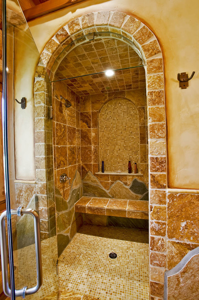 Ispirazione per una stanza da bagno mediterranea con piastrelle a mosaico