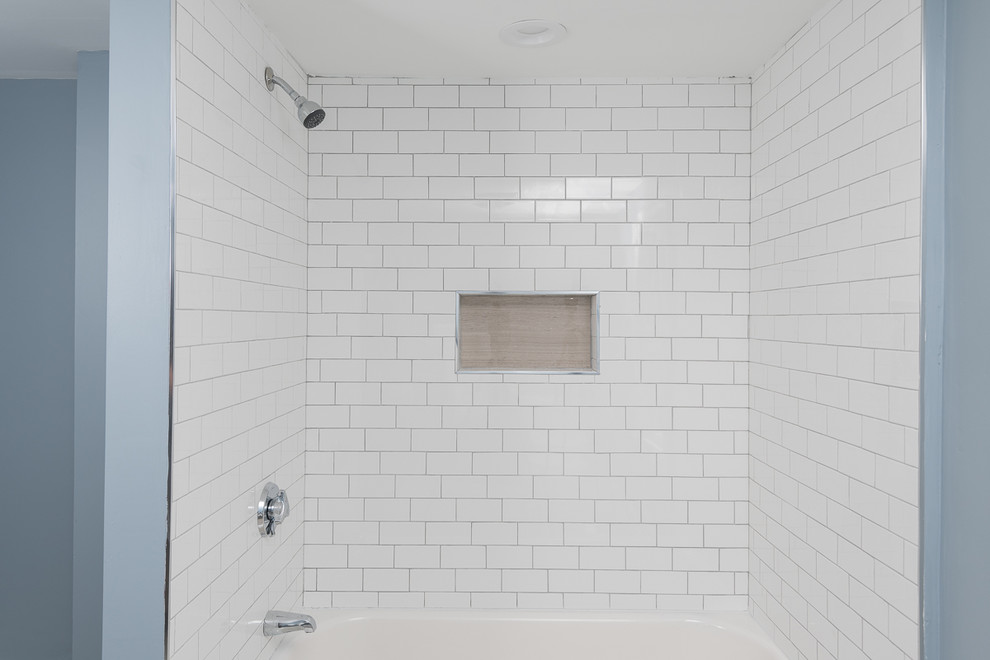 Klassisk inredning av ett litet en-suite badrum, med ett platsbyggt badkar, en dusch/badkar-kombination, vit kakel, tunnelbanekakel, blå väggar och dusch med duschdraperi