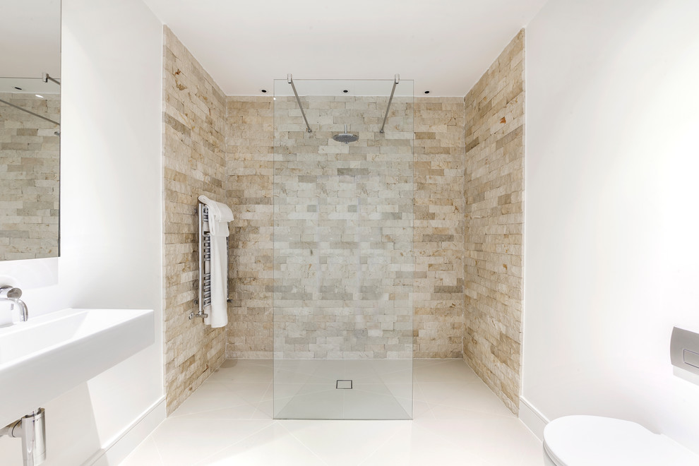 Immagine di una stanza da bagno minimal con doccia aperta e doccia aperta