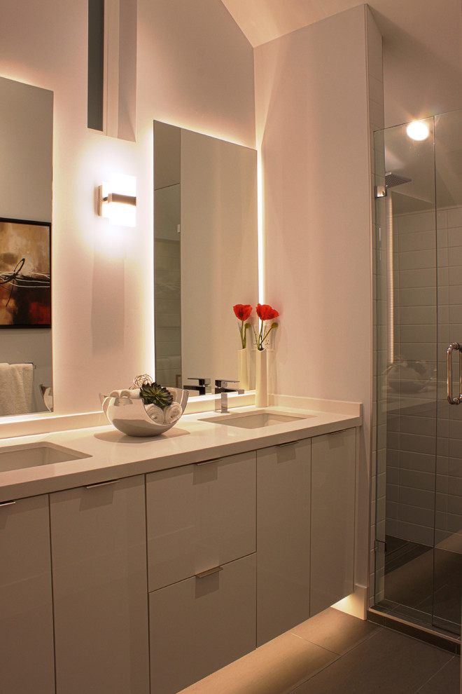 Exempel på ett mellanstort modernt en-suite badrum, med släta luckor, vita skåp, en dusch i en alkov, vita väggar, bänkskiva i kvartsit och dusch med gångjärnsdörr