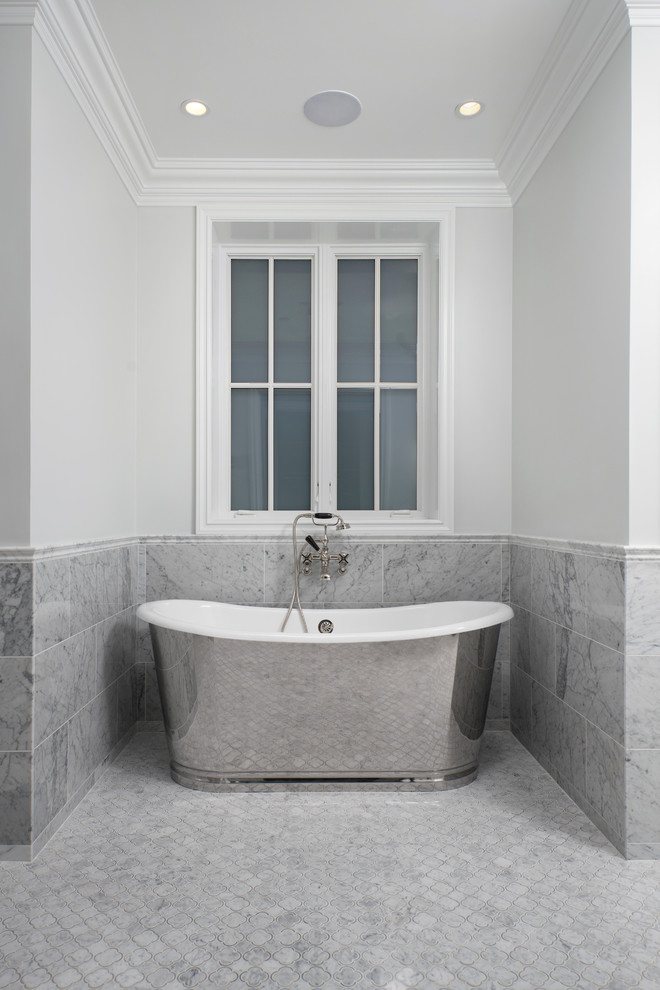 Inspiration för ett stort vintage en-suite badrum, med ett fristående badkar, grå kakel, marmorkakel, grå väggar, marmorgolv och grått golv