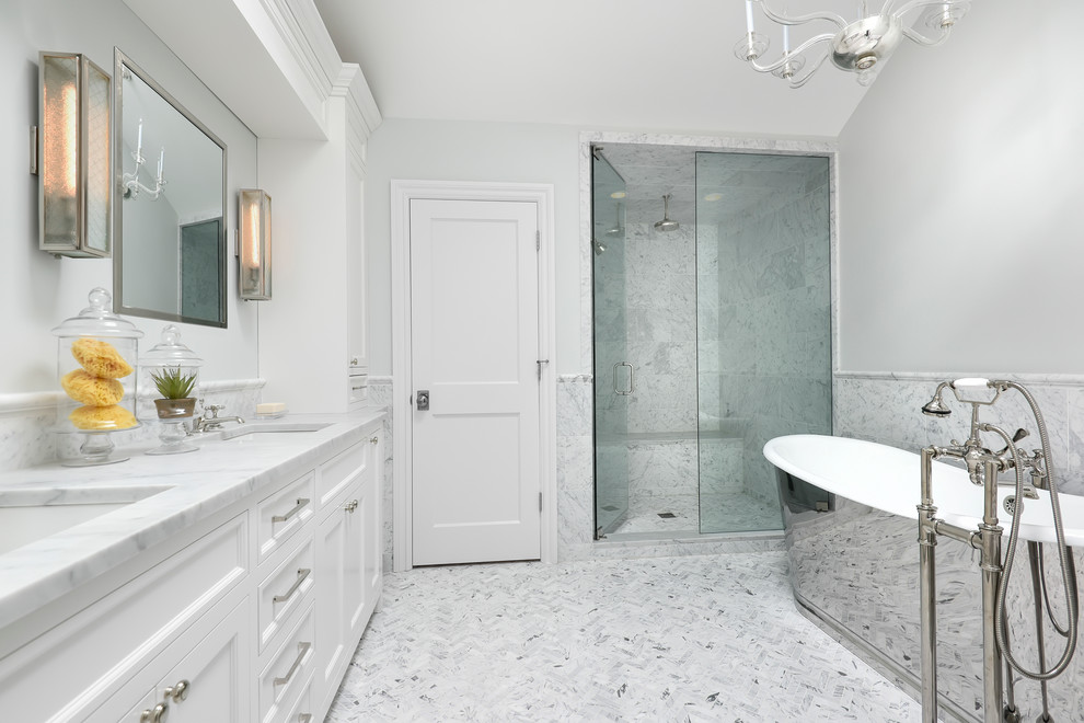 Идея дизайна: большая главная ванная комната в стиле неоклассика (современная классика) с душем с распашными дверями, белыми фасадами, отдельно стоящей ванной, душем в нише, серой плиткой, белой плиткой, мраморной плиткой, серыми стенами, мраморным полом, врезной раковиной, мраморной столешницей, белым полом и фасадами с утопленной филенкой