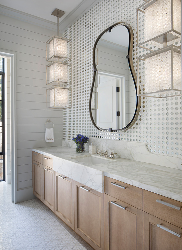 Exemple d'une salle de bain chic en bois brun avec un placard à porte shaker, un carrelage blanc, mosaïque, un mur blanc, un sol en carrelage de terre cuite, un lavabo encastré, un sol beige, du lambris, meuble simple vasque et meuble-lavabo encastré.