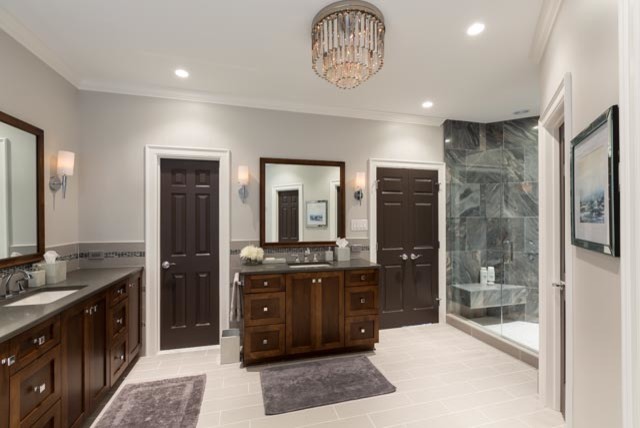 Modern inredning av ett stort en-suite badrum, med skåp i shakerstil, skåp i mörkt trä, grå väggar, ett undermonterad handfat, grå kakel, glaskakel, klinkergolv i porslin, bänkskiva i akrylsten och dusch med gångjärnsdörr