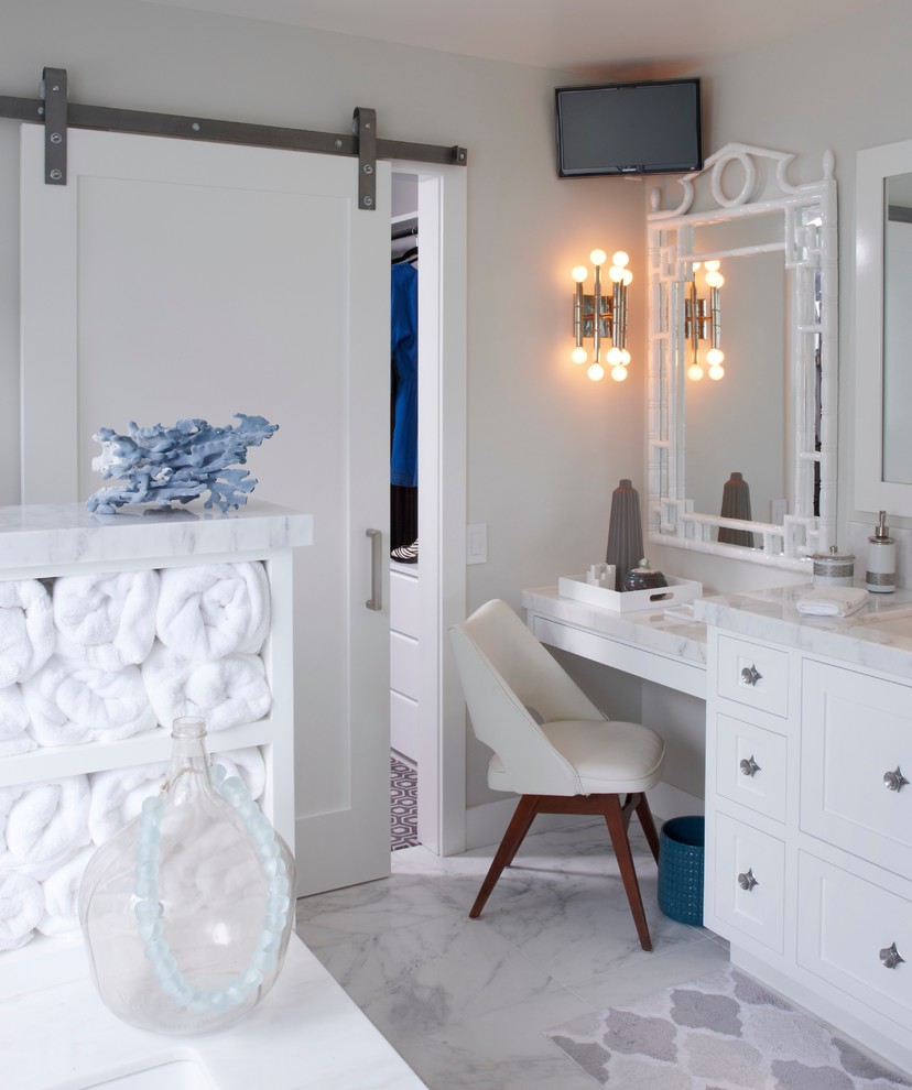 На фото: ванная комната в стиле неоклассика (современная классика) с фасадами в стиле шейкер и белыми фасадами
