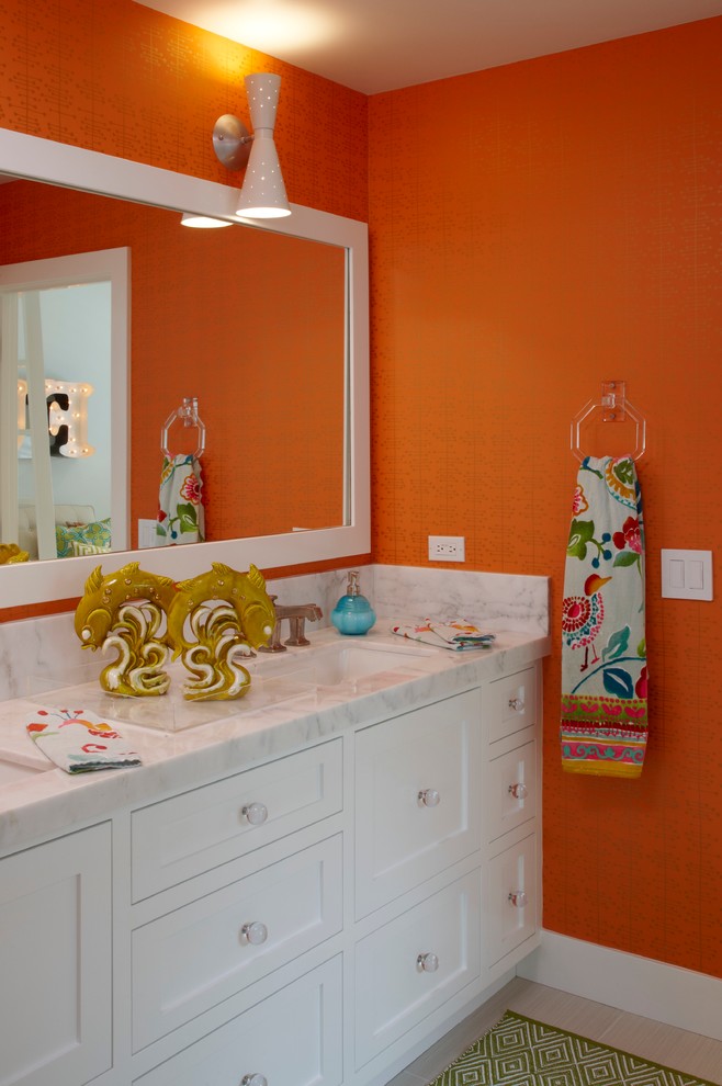 На фото: ванная комната в стиле неоклассика (современная классика) с белыми фасадами и оранжевыми стенами