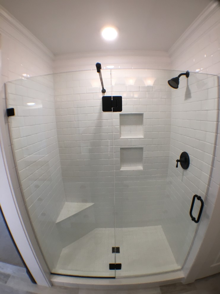 Immagine di una stanza da bagno padronale minimalista di medie dimensioni con ante lisce, ante bianche, doccia alcova, WC a due pezzi, piastrelle bianche, piastrelle in ceramica, pareti bianche, pavimento con piastrelle in ceramica, lavabo sottopiano e top in granito