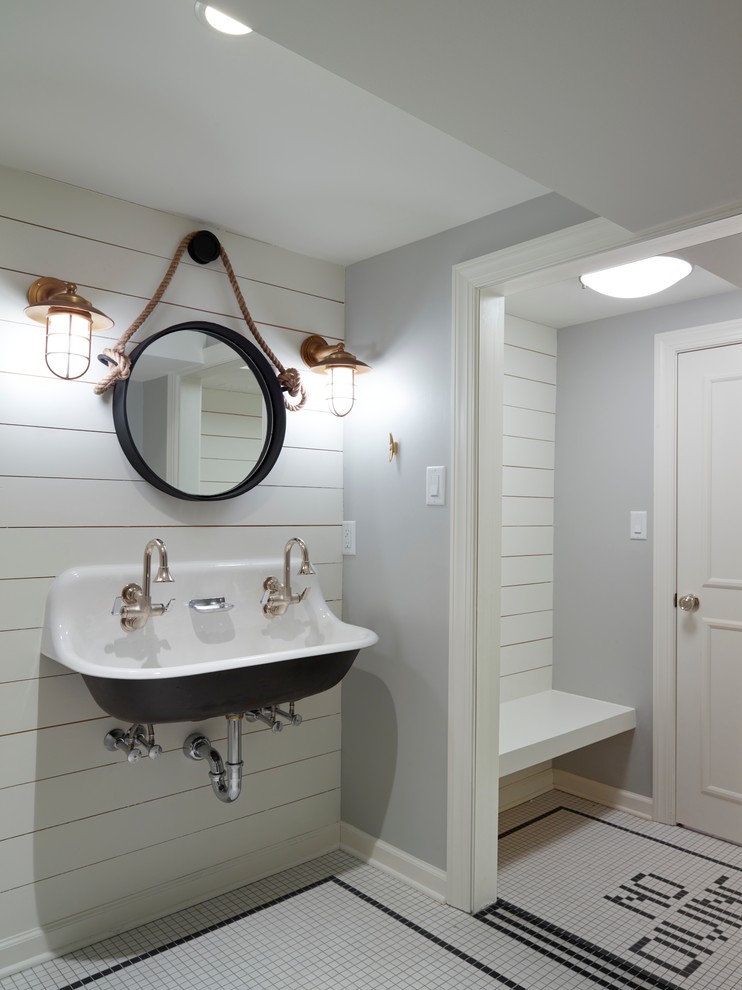 Пример оригинального дизайна: ванная комната в морском стиле с раковиной с несколькими смесителями и белыми стенами