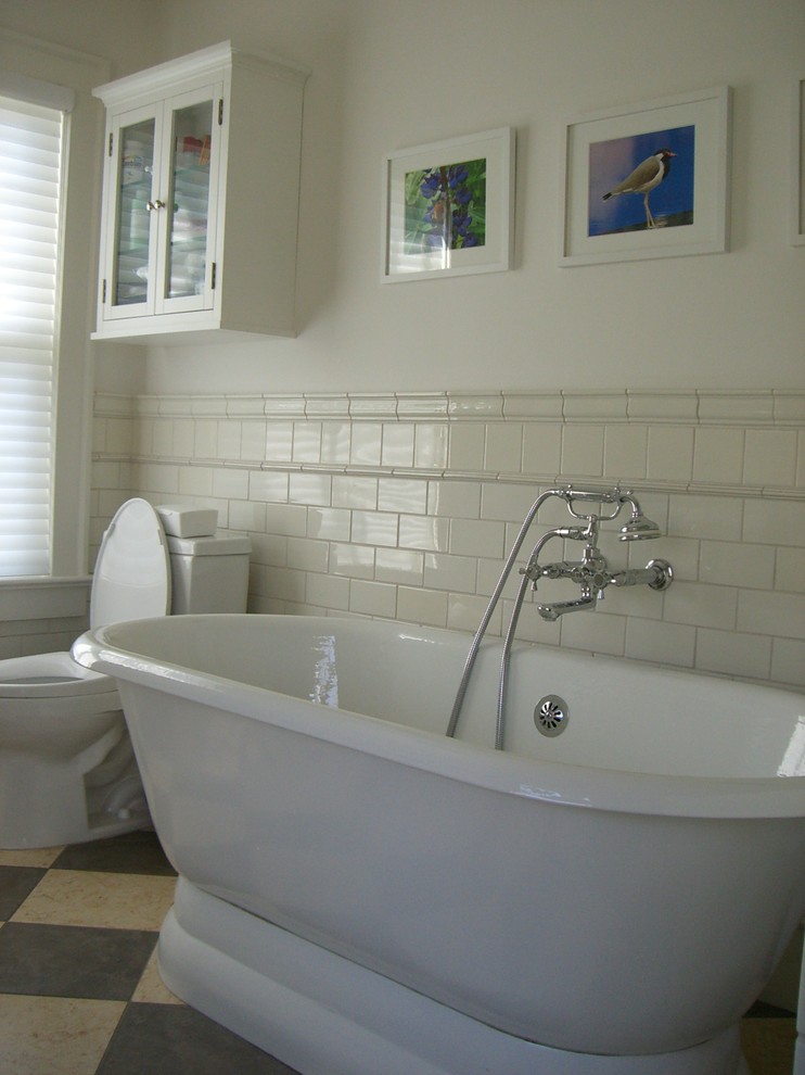 Réalisation d'une grande salle de bain principale tradition avec une baignoire indépendante, WC séparés, un carrelage blanc, un carrelage métro, un mur blanc et un sol en linoléum.