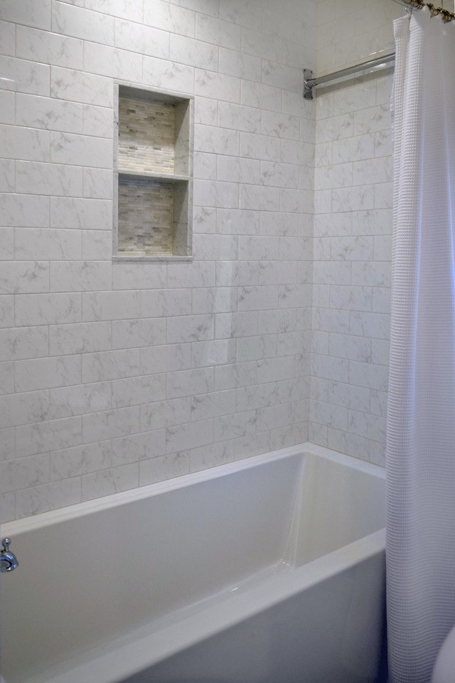 Bild på ett mellanstort vintage vit vitt en-suite badrum, med luckor med infälld panel, grå skåp, ett badkar i en alkov, en dusch i en alkov, en toalettstol med hel cisternkåpa, grå kakel, marmorkakel, blå väggar, klinkergolv i porslin, ett undermonterad handfat, bänkskiva i kvarts, brunt golv och dusch med gångjärnsdörr