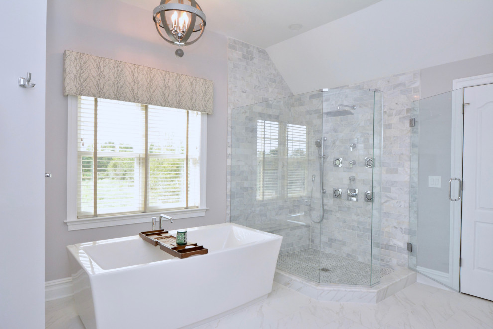 Bild på ett stort vintage vit vitt en-suite badrum, med luckor med infälld panel, grå skåp, ett fristående badkar, grå kakel, marmorkakel, grå väggar, klinkergolv i keramik, ett undermonterad handfat, marmorbänkskiva, vitt golv och dusch med gångjärnsdörr