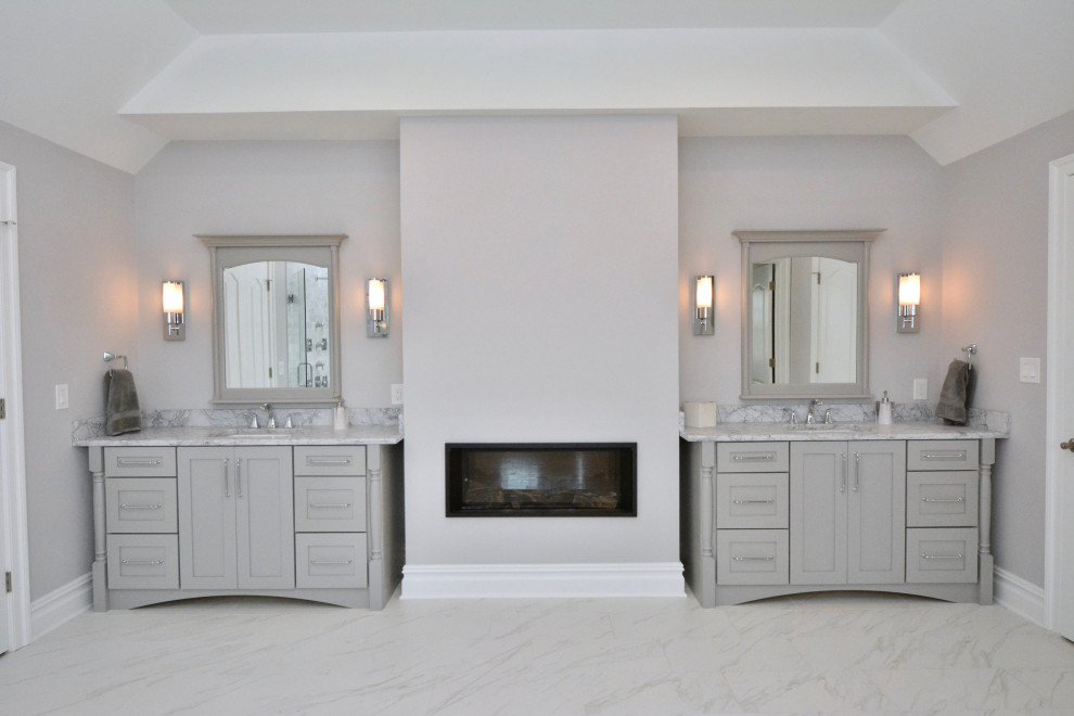 Inspiration för stora klassiska vitt en-suite badrum, med luckor med infälld panel, grå skåp, ett fristående badkar, grå kakel, marmorkakel, grå väggar, klinkergolv i keramik, ett undermonterad handfat, marmorbänkskiva, vitt golv och dusch med gångjärnsdörr