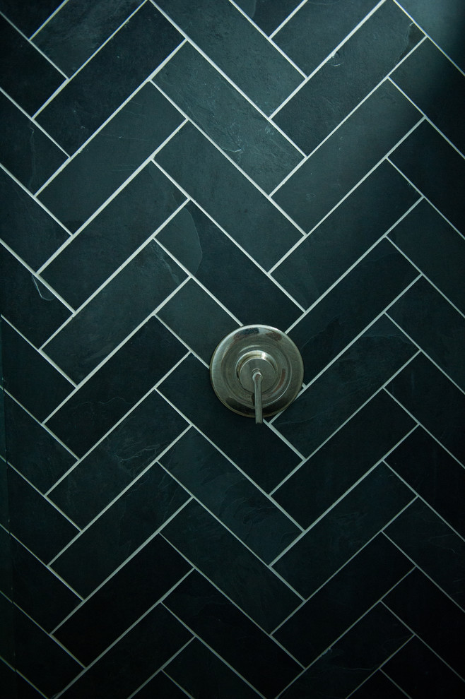 На фото: ванная комната в стиле неоклассика (современная классика) с открытым душем и плиткой из сланца с
