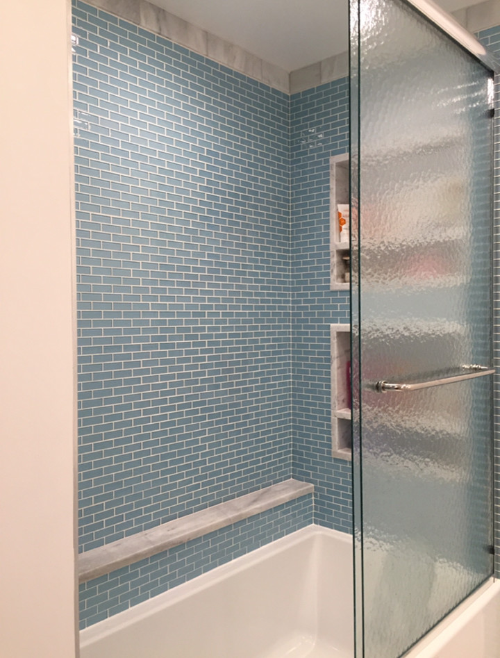Inspiration för ett mellanstort funkis badrum för barn, med luckor med infälld panel, vita skåp, ett badkar i en alkov, en dusch/badkar-kombination, blå kakel, glaskakel, vita väggar och bänkskiva i kvartsit