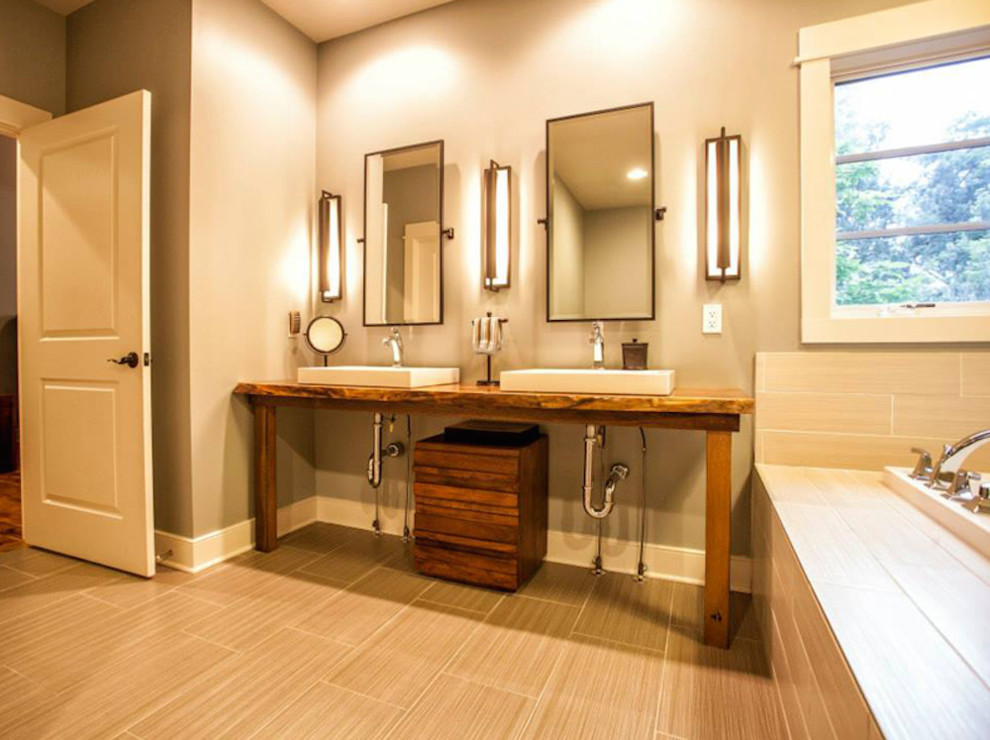 Пример оригинального дизайна: главная ванная комната в современном стиле с настольной раковиной, накладной ванной, унитазом-моноблоком, бежевыми стенами и светлым паркетным полом
