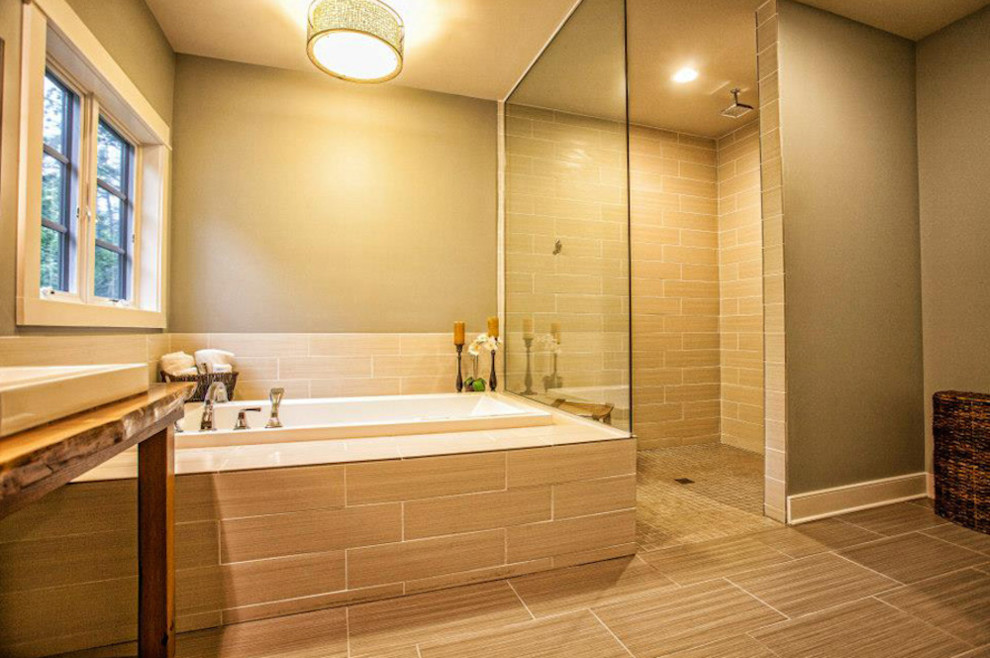 Ispirazione per una stanza da bagno padronale design con lavabo a bacinella, vasca ad angolo, doccia ad angolo, WC monopezzo, pareti beige e parquet chiaro