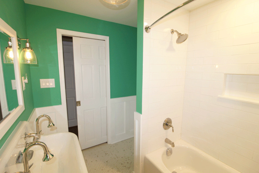 Idéer för stora vintage badrum med dusch, med ett badkar i en alkov, en dusch/badkar-kombination, en toalettstol med hel cisternkåpa, vit kakel, tunnelbanekakel, gröna väggar, mosaikgolv, ett avlångt handfat, vitt golv och dusch med duschdraperi