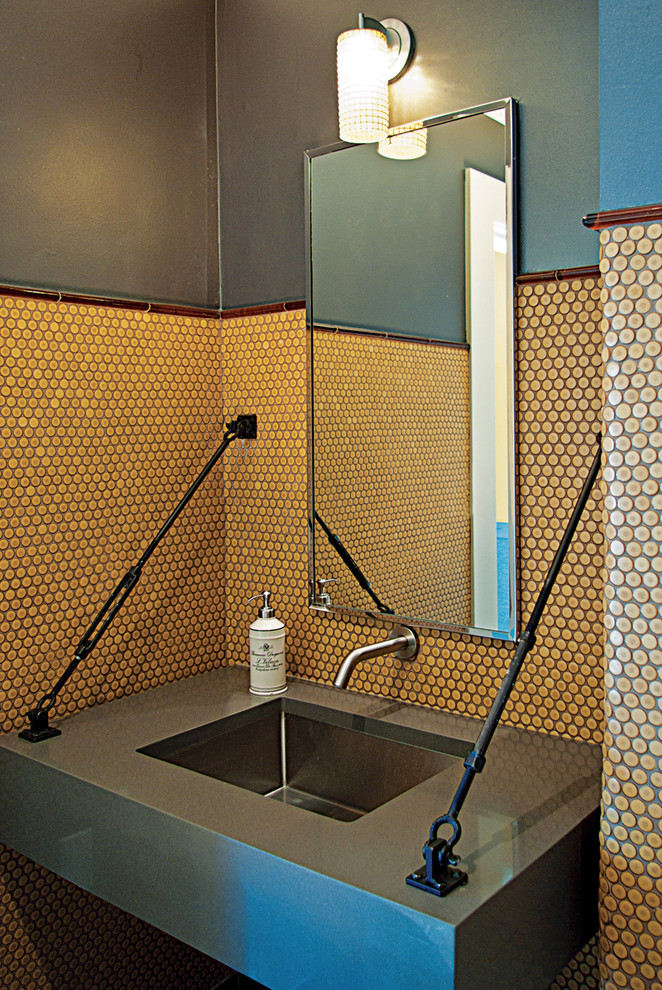 Exemple d'une salle de bain industrielle de taille moyenne avec un lavabo encastré, un carrelage orange, des carreaux de céramique, un mur vert et un sol en carrelage de céramique.