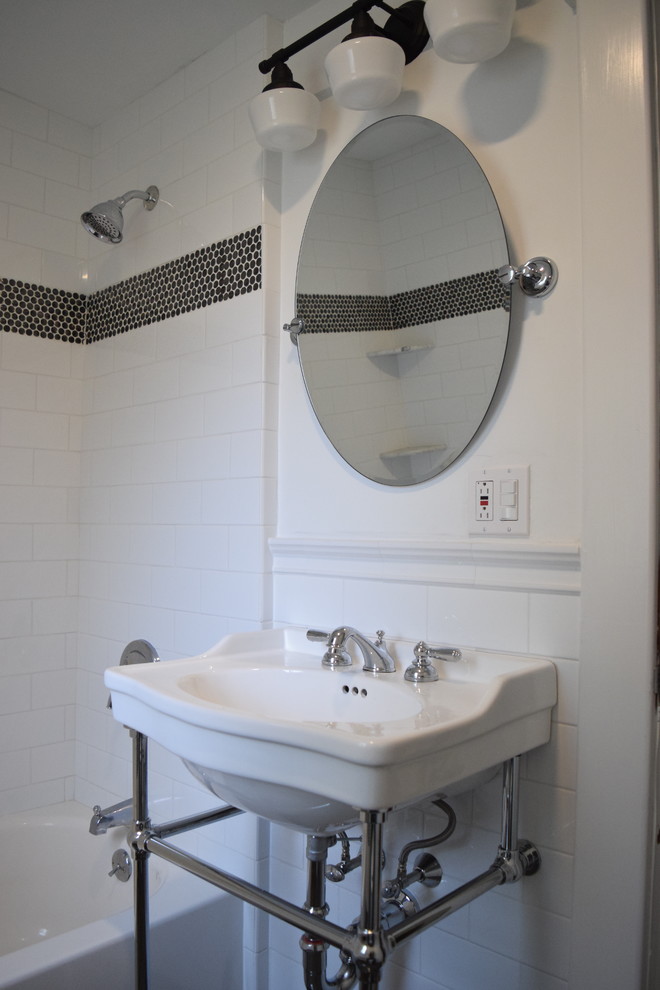Mittelgroßes Klassisches Duschbad mit schwarz-weißen Fliesen, Badewanne in Nische, Duschbadewanne, Metrofliesen, Sockelwaschbecken, offener Dusche, Toilette mit Aufsatzspülkasten, weißer Wandfarbe, Schieferboden und grauem Boden in Boston