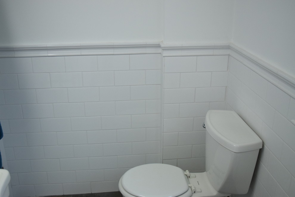 Cette photo montre une salle d'eau chic de taille moyenne avec un carrelage noir et blanc, une baignoire en alcôve, un combiné douche/baignoire, WC à poser, un carrelage métro, un mur blanc, un sol en ardoise, un lavabo de ferme, un sol gris et aucune cabine.