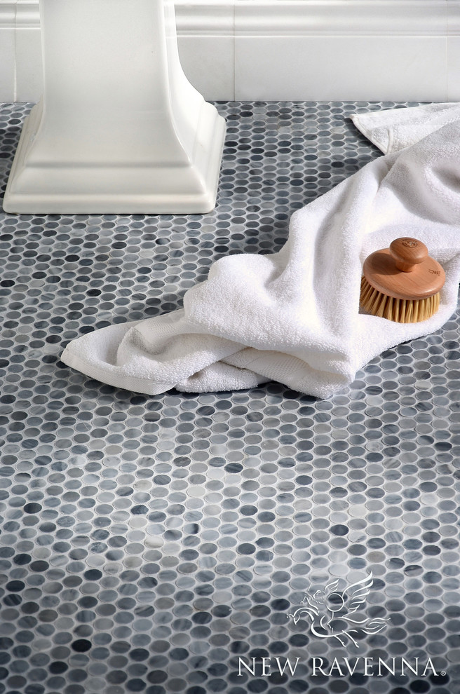 Immagine di una stanza da bagno contemporanea con lavabo sottopiano, piastrelle grigie, piastrelle a mosaico, pareti grigie e pavimento con piastrelle a mosaico