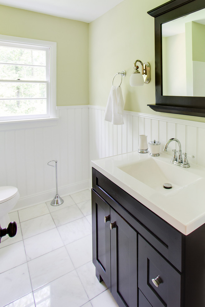Пример оригинального дизайна: маленькая ванная комната в классическом стиле с темными деревянными фасадами, белой плиткой, зелеными стенами и душевой кабиной для на участке и в саду