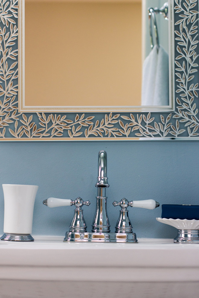 Immagine di una stanza da bagno con doccia classica di medie dimensioni con ante in legno bruno, piastrelle bianche e pareti verdi