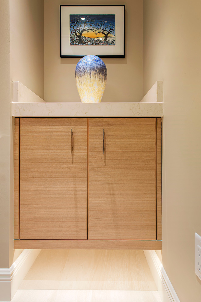 Immagine di una stanza da bagno minimal con ante lisce, ante in legno chiaro, pareti beige e pavimento in gres porcellanato