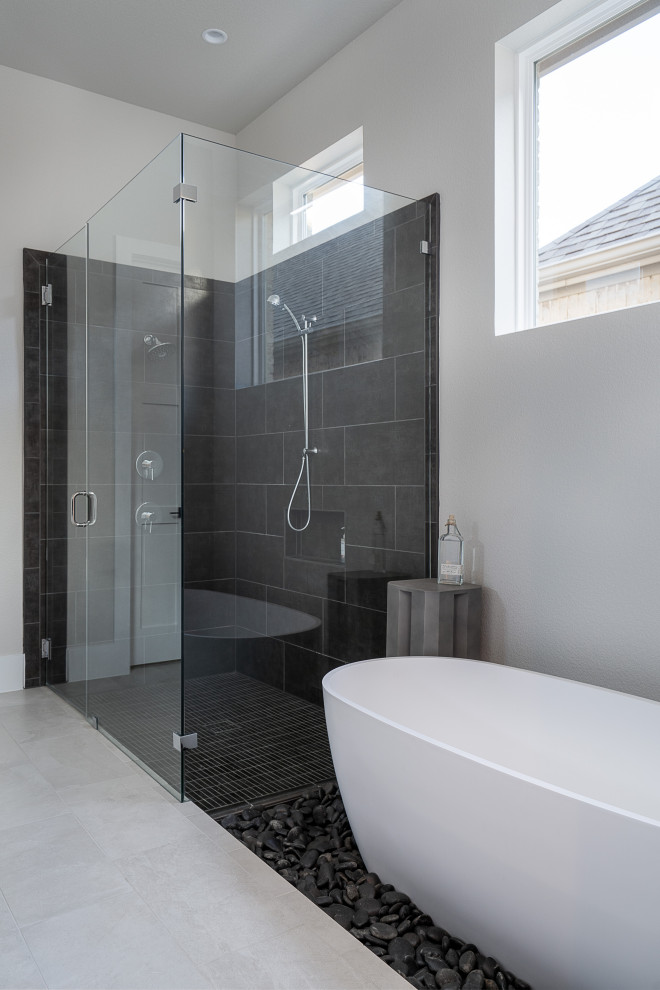 Inspiration för mellanstora minimalistiska svart en-suite badrum, med vita skåp, ett fristående badkar, en dusch i en alkov, grå kakel, cementkakel, vita väggar, cementgolv, granitbänkskiva, vitt golv och dusch med gångjärnsdörr