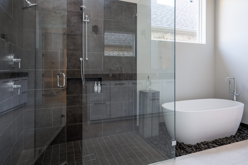 Пример оригинального дизайна: главная ванная комната среднего размера в скандинавском стиле с отдельно стоящей ванной, душем в нише, серой плиткой, цементной плиткой, белыми стенами, полом из цементной плитки, белым полом и душем с распашными дверями