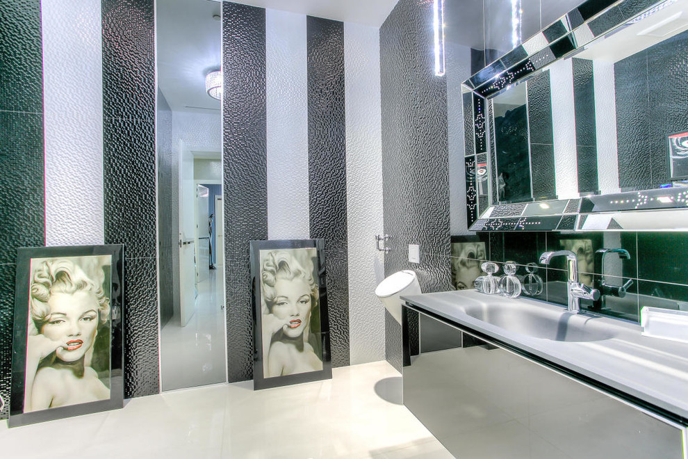 Inspiration för mycket stora moderna badrum med dusch, med släta luckor, grå skåp, ett urinoar, svart kakel, porslinskakel, flerfärgade väggar, klinkergolv i porslin, ett integrerad handfat och bänkskiva i täljsten