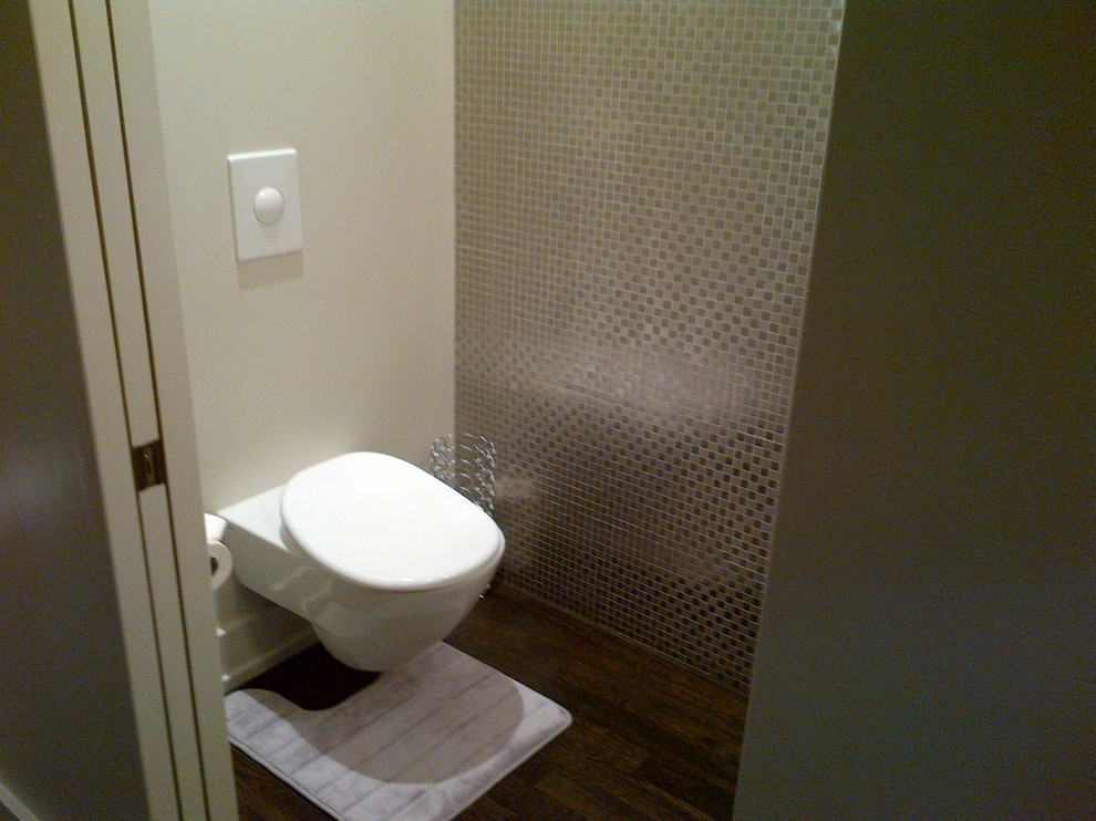 Kleines Modernes Duschbad mit Waschtischkonsole, Wandtoilette, weißen Fliesen und grauer Wandfarbe in Chicago