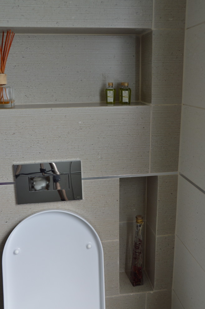 Réalisation d'une salle de bain principale bohème avec WC suspendus, des carreaux de porcelaine et un sol en carrelage de porcelaine.