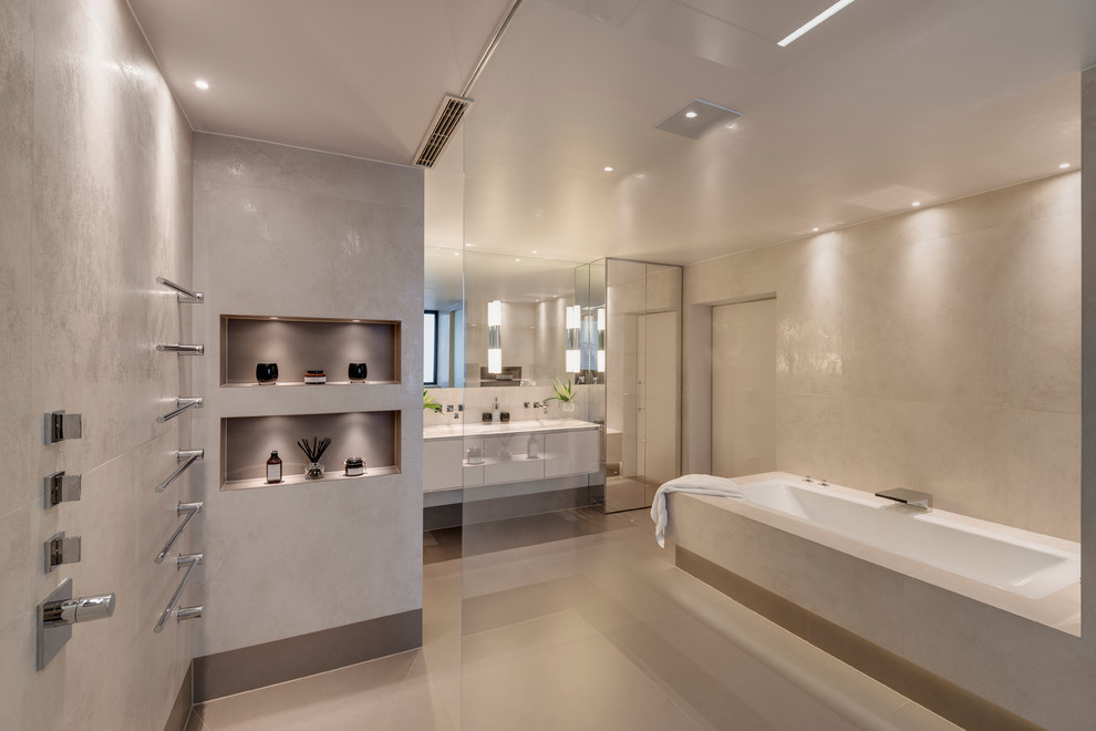 Идея дизайна: большая главная ванная комната в современном стиле с фасадами островного типа, накладной ванной, открытым душем, инсталляцией, бежевыми стенами, полом из керамогранита, подвесной раковиной, бежевым полом и открытым душем