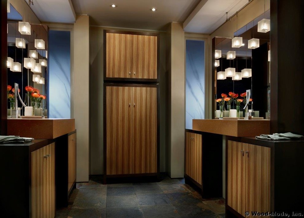 Imagen de cuarto de baño principal asiático de tamaño medio con armarios con paneles lisos, puertas de armario de madera oscura, paredes beige y suelo de baldosas de cerámica