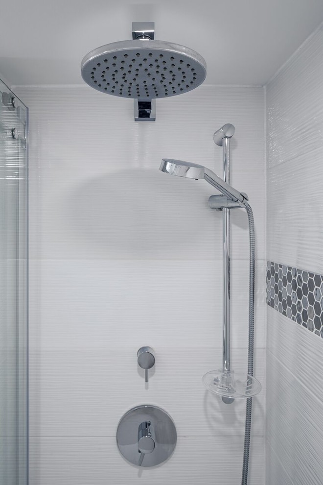 Idéer för ett litet modernt badrum med dusch, med släta luckor, en dusch i en alkov, ett nedsänkt handfat, dusch med skjutdörr, grå skåp, vit kakel, keramikplattor, vita väggar, klinkergolv i porslin, bänkskiva i kvarts och grått golv