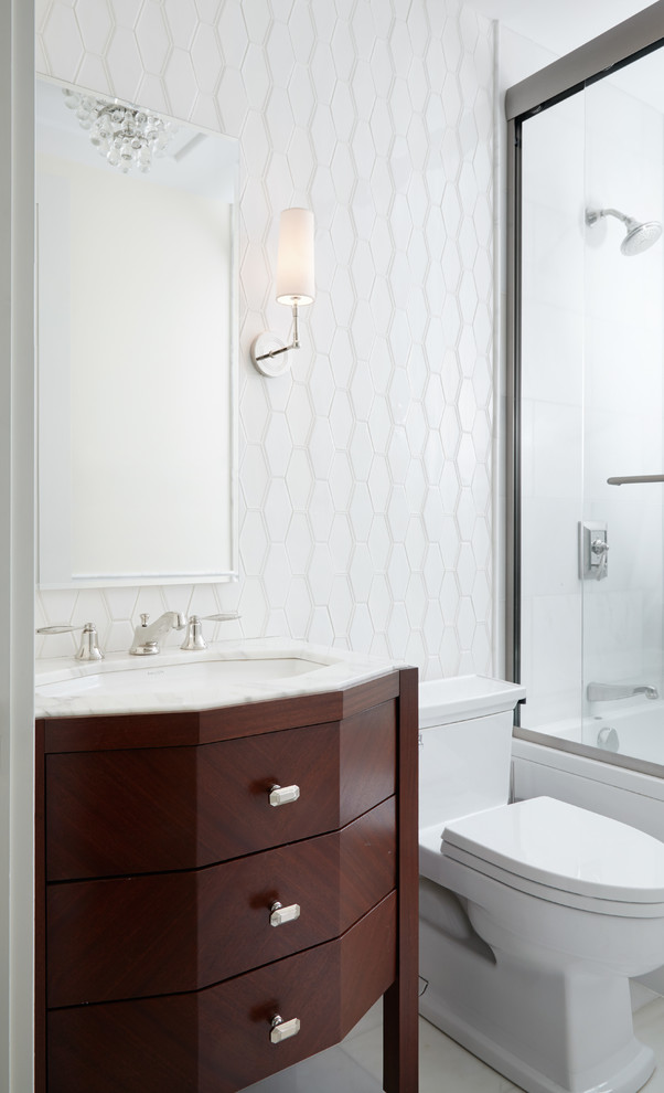 Idee per una stanza da bagno chic con ante in legno bruno, vasca/doccia, top in superficie solida, lavabo sottopiano, piastrelle bianche e ante lisce