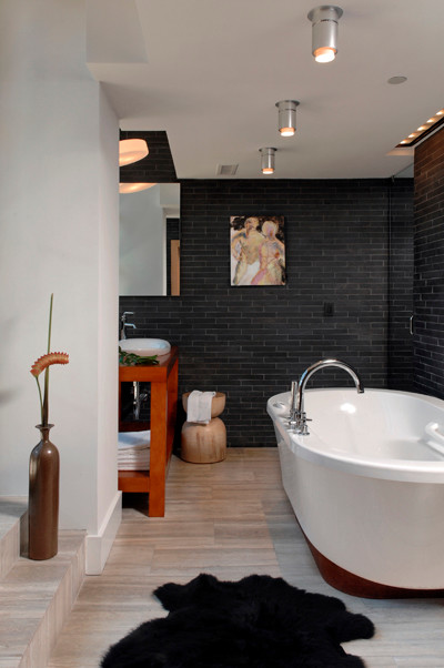 Modern inredning av ett mellanstort badrum med dusch, med ett fristående badkar, beige kakel, skifferkakel, vita väggar, ljust trägolv, ett nedsänkt handfat, träbänkskiva, beiget golv och öppna hyllor