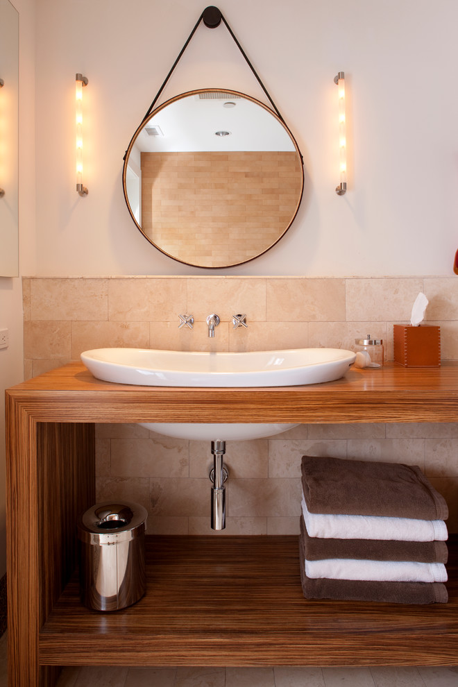 Idee per una stanza da bagno con doccia minimal di medie dimensioni con lavabo da incasso, nessun'anta, ante in legno scuro, piastrelle beige, piastrelle in gres porcellanato, pareti bianche, top in legno e top marrone