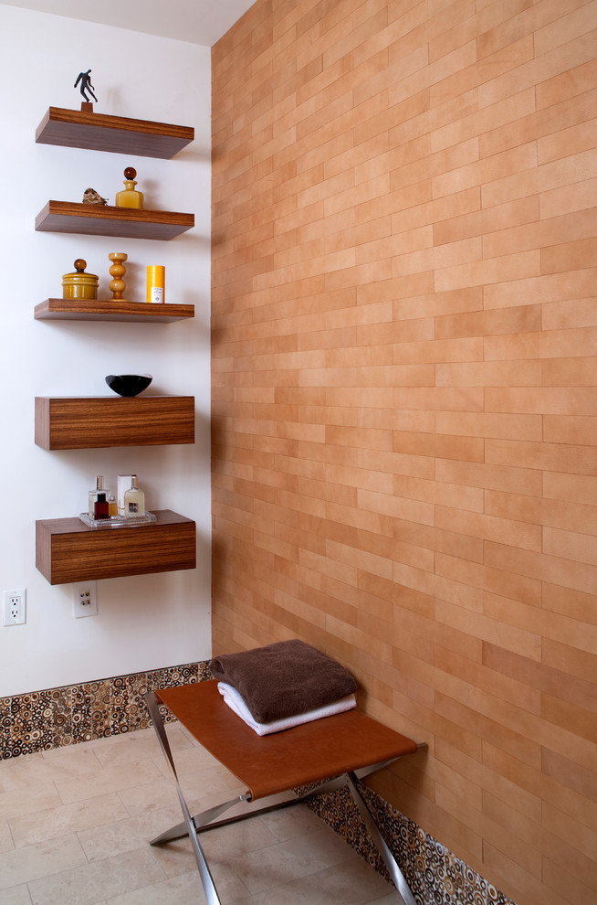 Esempio di una stanza da bagno con doccia minimal di medie dimensioni con piastrelle beige, piastrelle in ceramica e pavimento beige