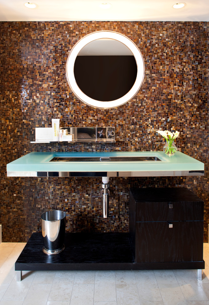 На фото: ванная комната среднего размера в современном стиле с врезной раковиной, открытыми фасадами, коричневой плиткой, плиткой мозаикой, душевой кабиной, стеклянной столешницей, бежевым полом и синей столешницей