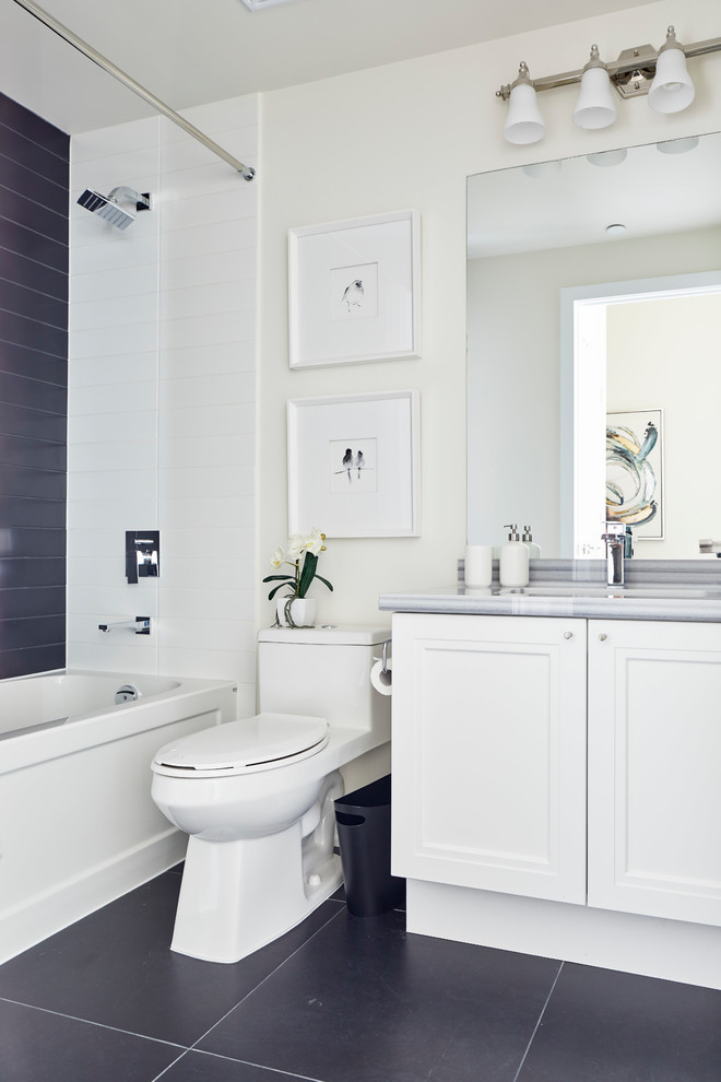 Источник вдохновения для домашнего уюта: ванная комната среднего размера в стиле неоклассика (современная классика) с белыми фасадами, накладной ванной, душем над ванной, унитазом-моноблоком, синей плиткой, керамогранитной плиткой, белыми стенами, полом из керамогранита, душевой кабиной, врезной раковиной, синим полом и шторкой для ванной